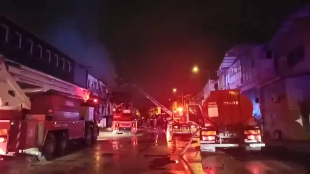 Bursa’da Yangın Paniği: Osmangazi’de Oto Parça Dükkanı ve Plastik Atölye Kıvılcım Aldı