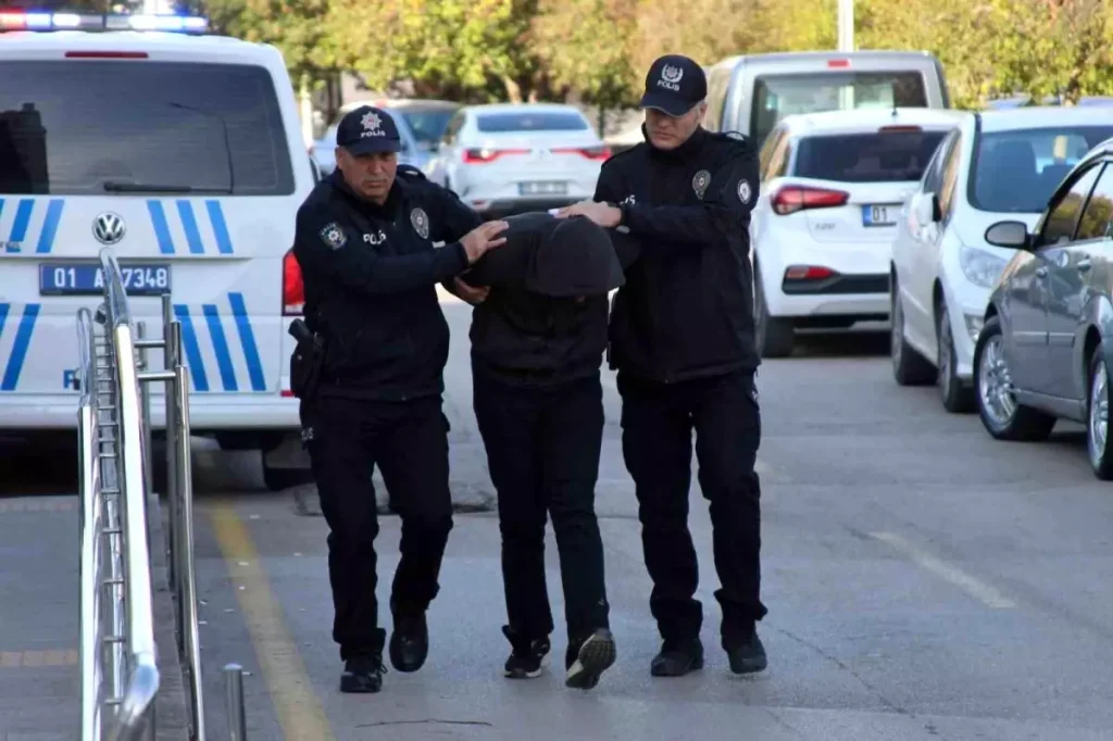 Adana’da Otobüs Şoförü ile Motosikletli Kadın Arasında Şiddetli Kavga