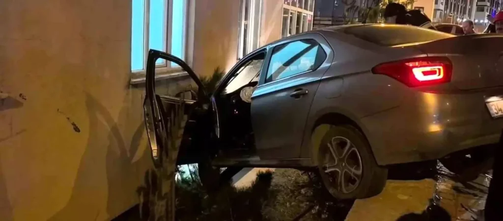 Palandöken’de Trafik Kazası: Otomobil Asılı Kaldı