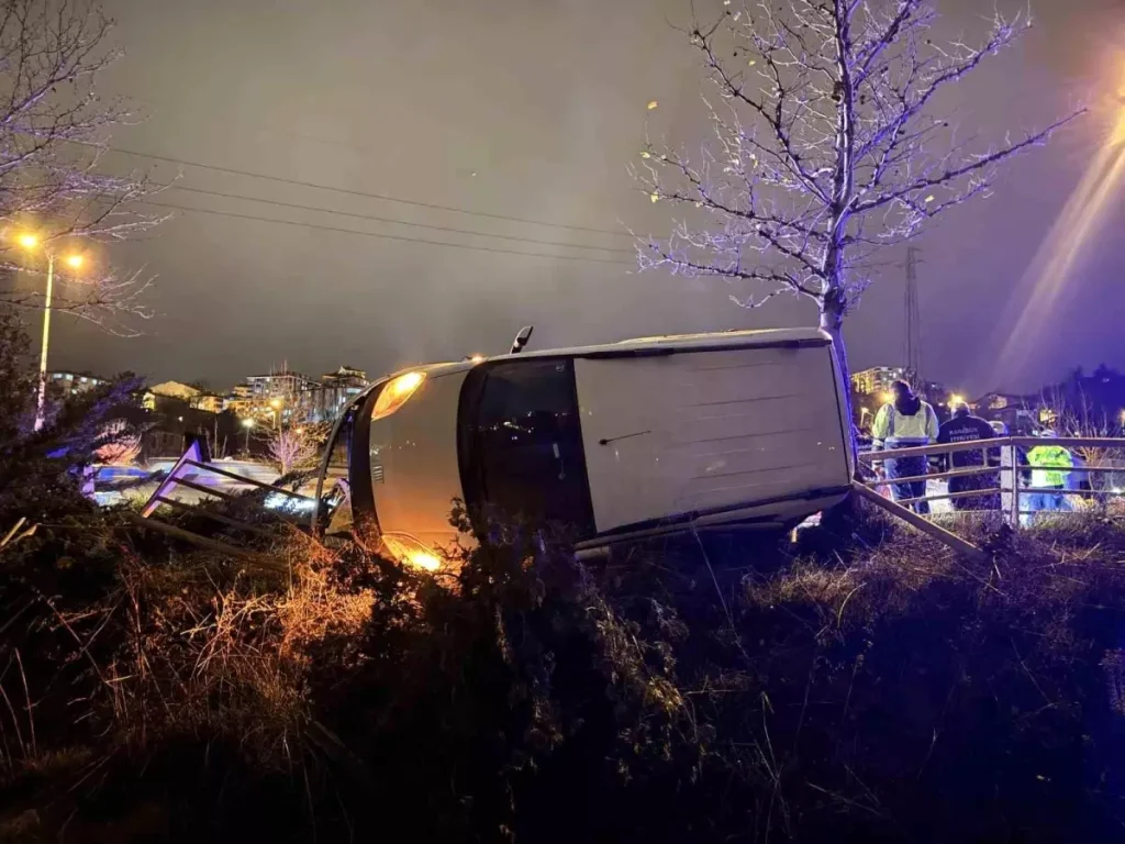 Otomobil ile hafif ticari araç çarpıştı: 3 yaralı