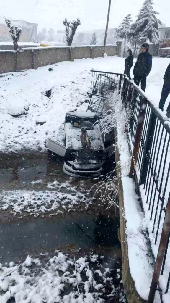 Diyarbakır Silvan’da Köprüden Düşen Otomobilde 2 Yaralı