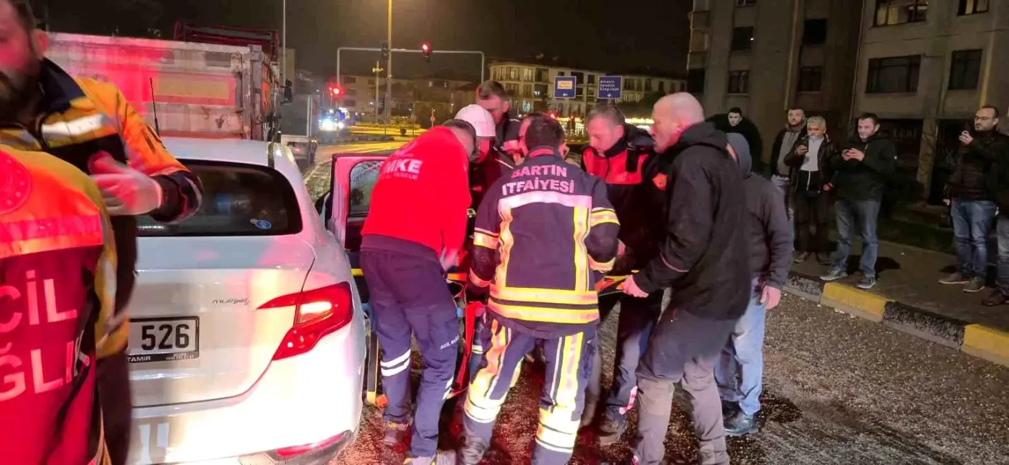 Bartın’da Feci Kaza: Otomobil Tıra Saplandı