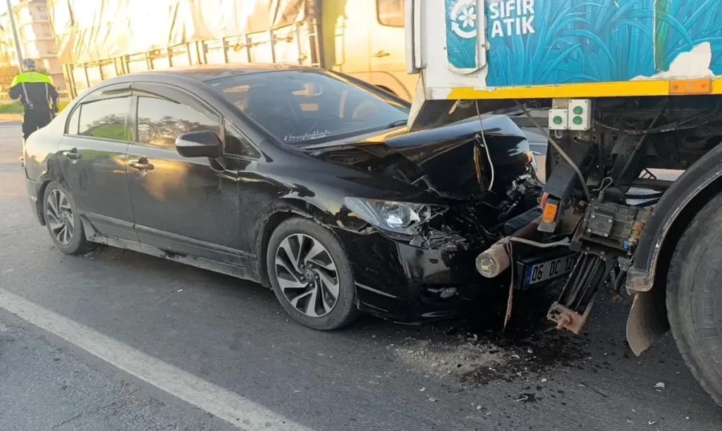 Otomobil, Yol Süpürme Aracına Arkadan Çarptı: Manavgat’ta Trafik Tek Şeritten Kontrol Altına Alındı