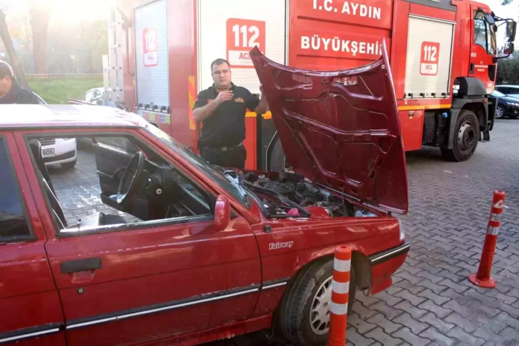 Aydın Efeler’de Otomobil Yangını: Motor Bölümünden Çıkan Duman Hızla Söndürüldü
