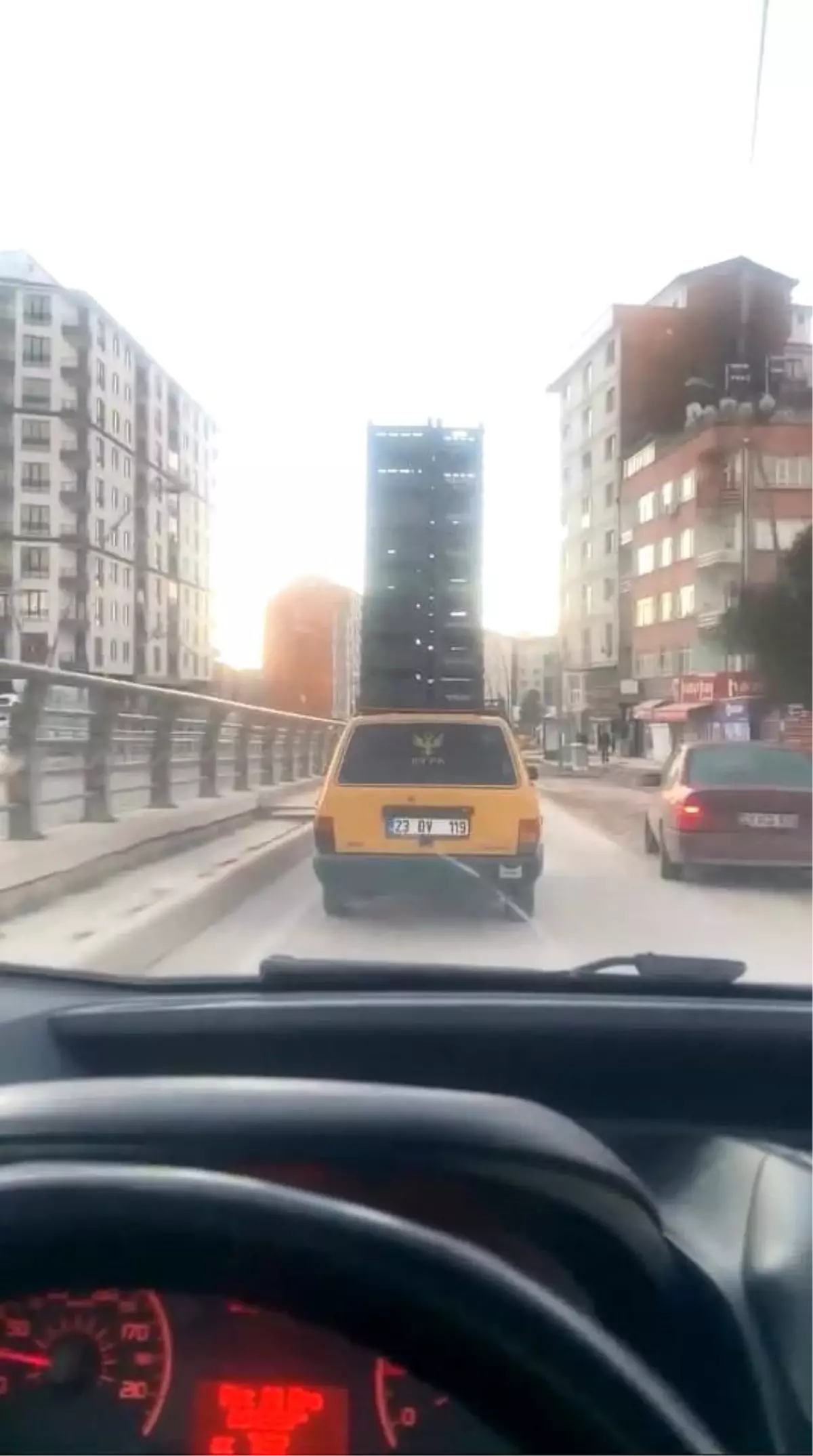 Elazığ’da Tavanı Kasalar Dolu Otomobil Trafiği Şaşkına Çevirdi!