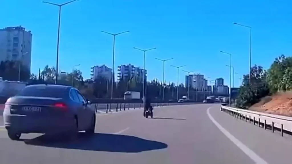 Adana’da Şok Anlar: Bisikletli Şerit Değiştirmeye Çalışırken Araç Altında Kaldı!