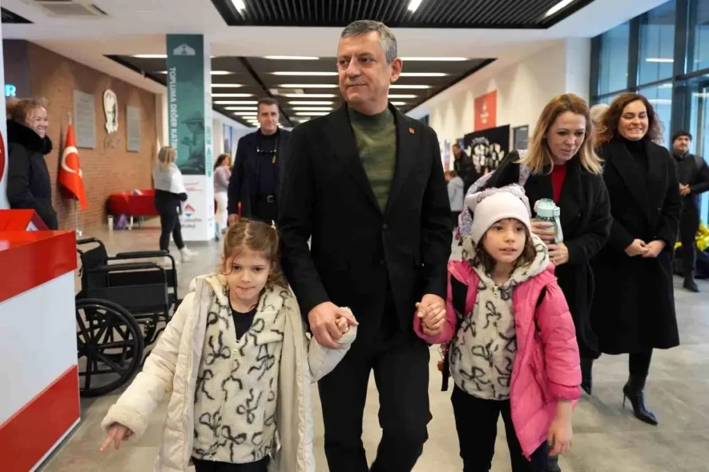 Özgür Özel, Ferdi Zeyrek’in ikiz kızlarına verdiği sözü tuttu