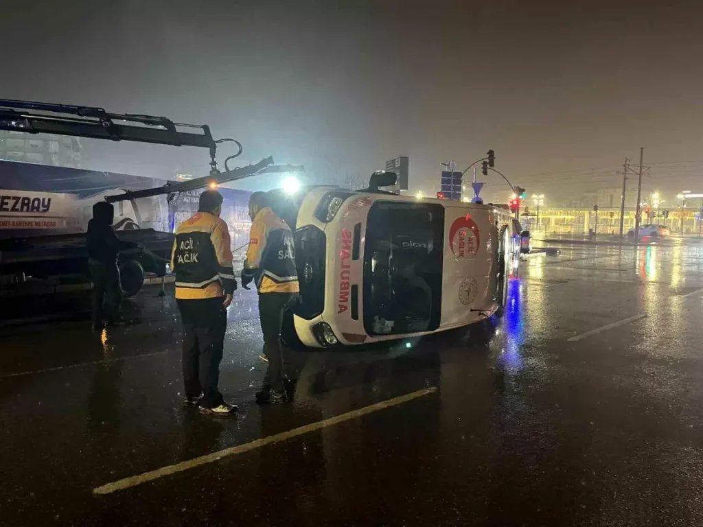 Kocaeli’de Ambulansla Panelvan Çarpıştı