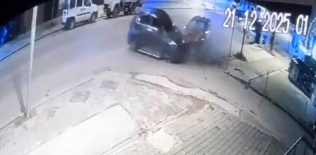 Düzce’de Otomobil Park Halindeki Araca Çarptı