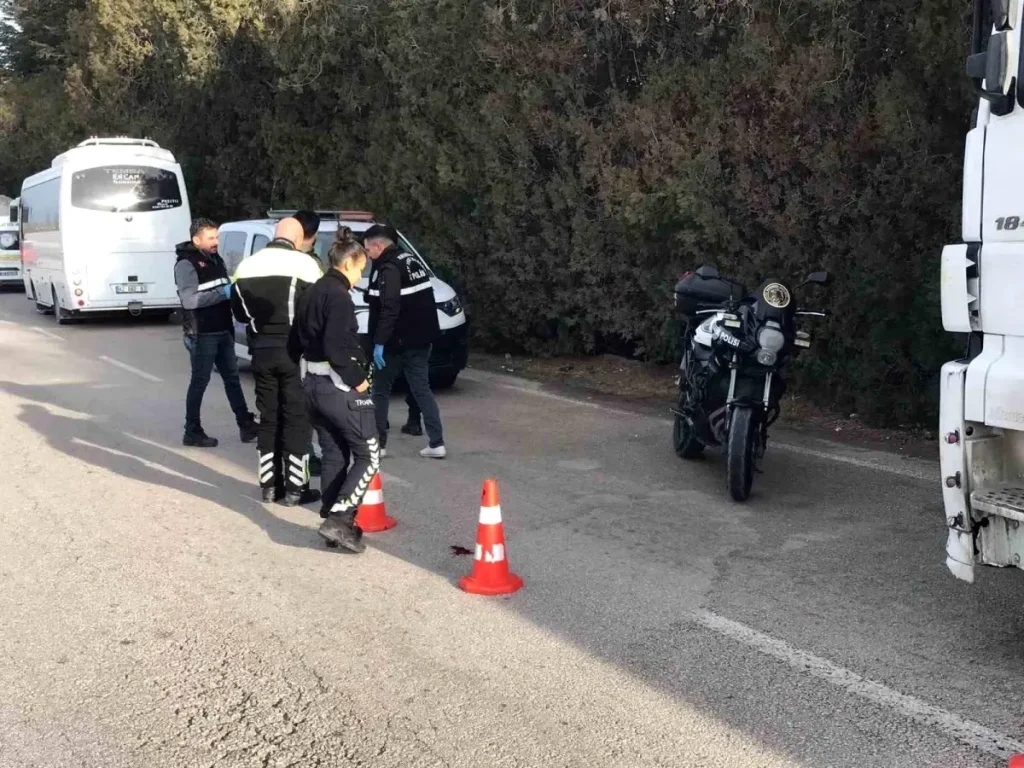 Ereğli’de İşçi Servisi Tıra Çarptı: Sürücü Yaralandı