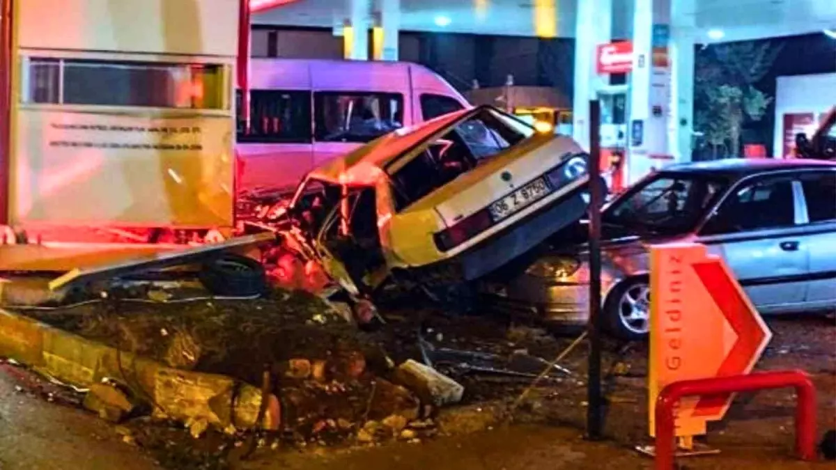 Kırıkkale’de Feci Kaza: Kontrolden Çıkan Otomobil Akaryakıt İstasyonunda 3 Araca Çarparak 1 Ölü, 1 Yaralı Bıraktı