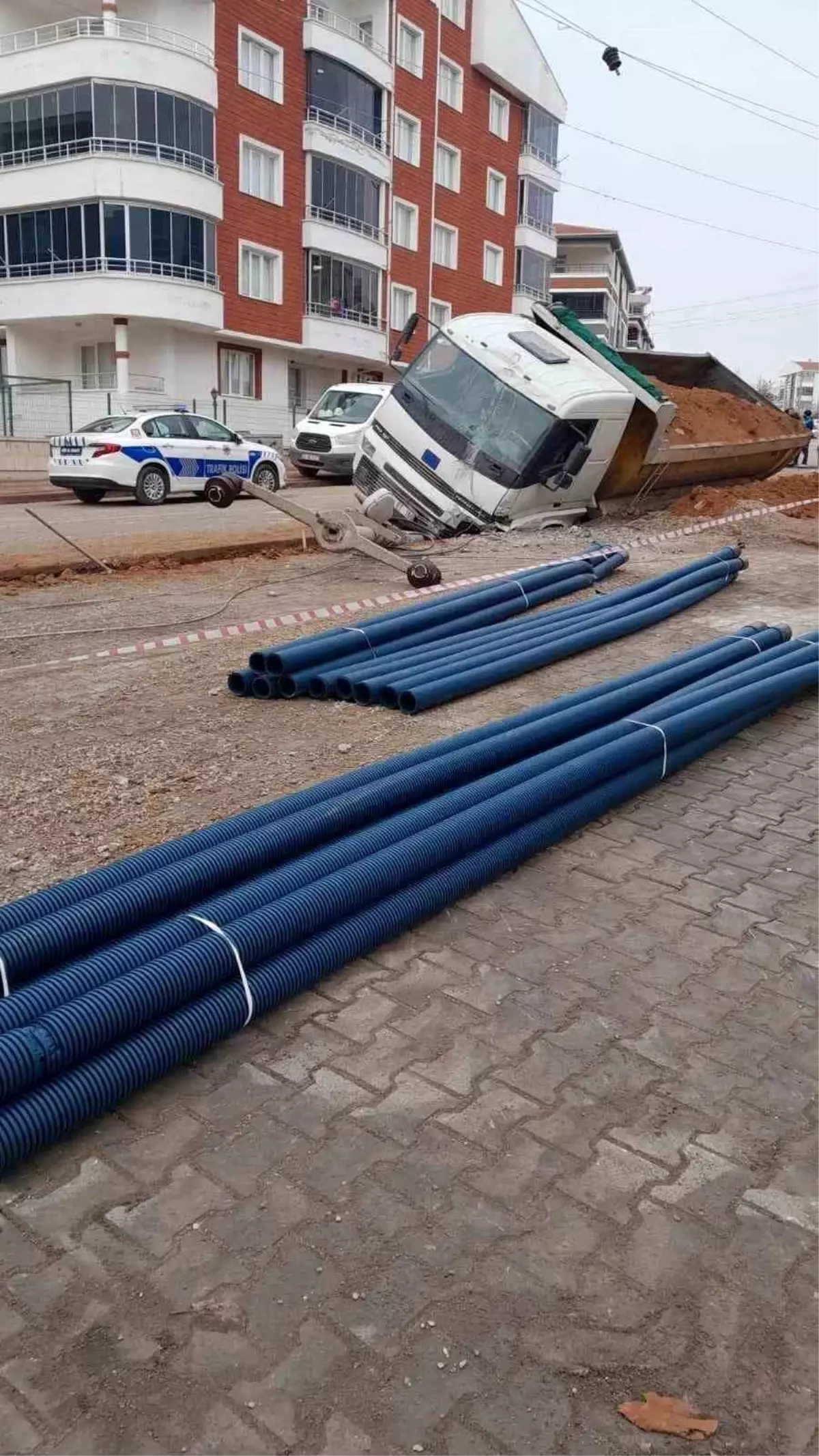 Kırşehir’de Freni Çekilmeyen Kamyon Çukura Düştü