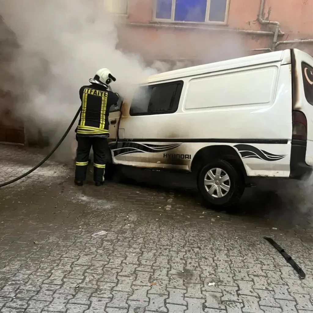 Kastamonu’da Park Halindeki Minibüsün Motor Aksamında Çıkan Yangın Araç Kullanılamaz Hale Geldi