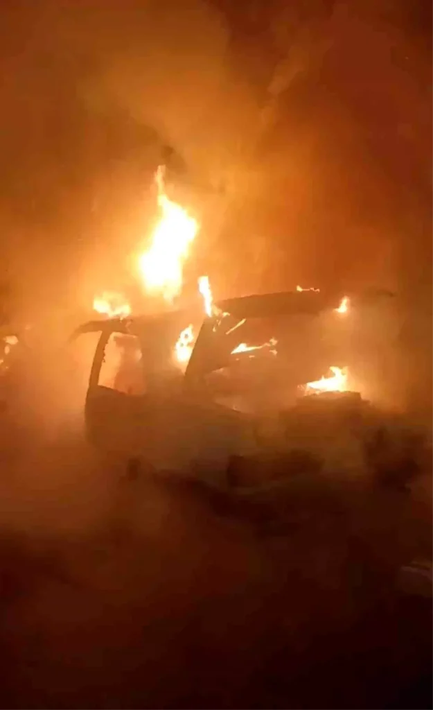 Park halindeki otomobil alev topuna döndü