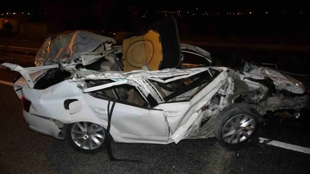 Kilis’te Trafik Kazası: Park Halindeki Tıra 2 Yaralıya Neden Oldu