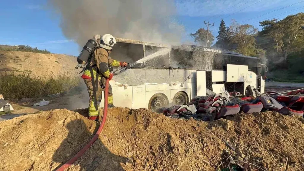 Hatay’da Antakya’da Tamir Atölyesindeki Otobüs Yangını Panik Yaratmadı