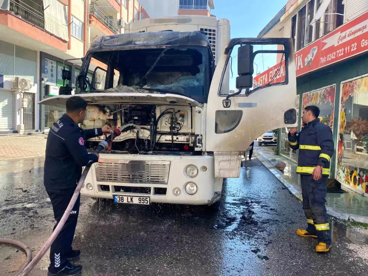 Antalya Serik’te Park Halindeki Kamyon Şiddetli Alev Aldı