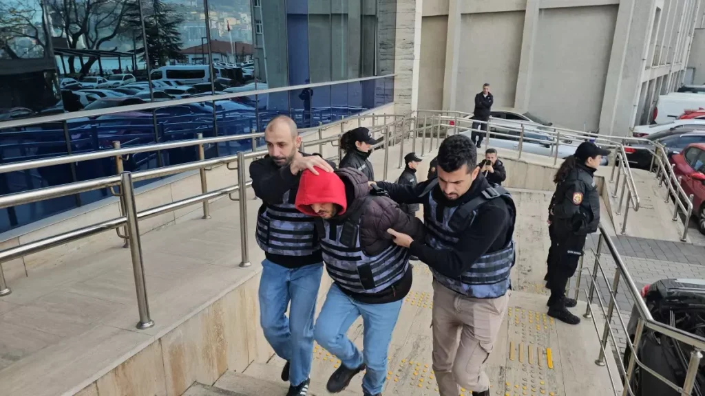 Parkta Yeğeninin Eşini Bıçaklayarak Katletti! Dereli’nin Geçmişi de Korkutuyor