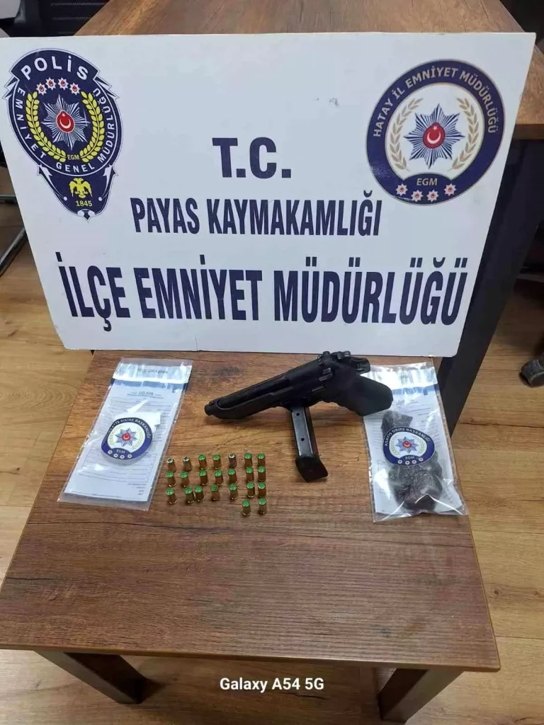 Hatay’da Araçta Silah ve Uyuşturucu Ele Geçirildi