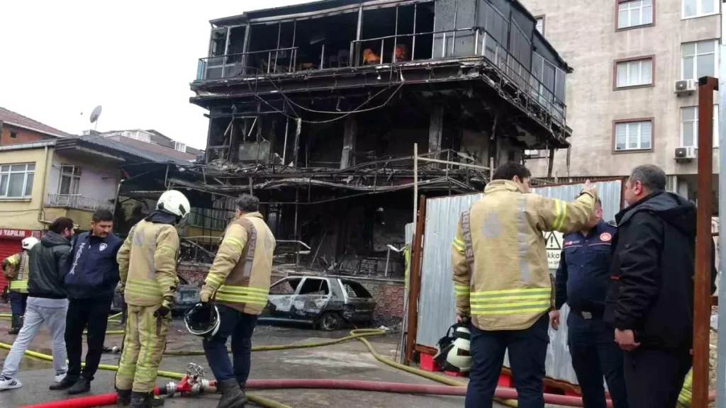 Pendik’te Şok Yangın: Park Halindeki Araç Kafeyi ve İki Aracı Küllere Dönüştürdü