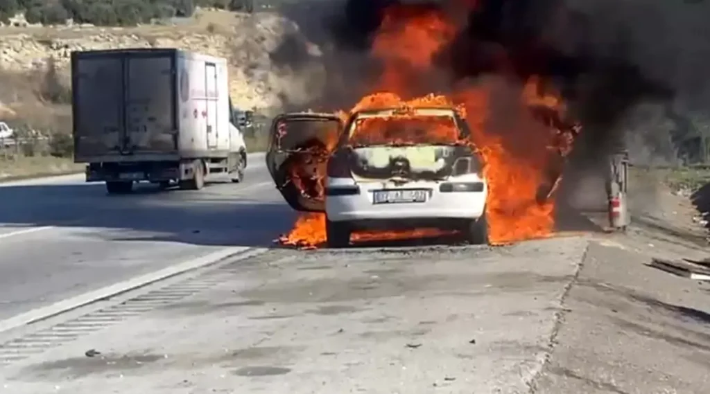 Adana’da Otoyolda Yangın: Peugeot Alev Aldı