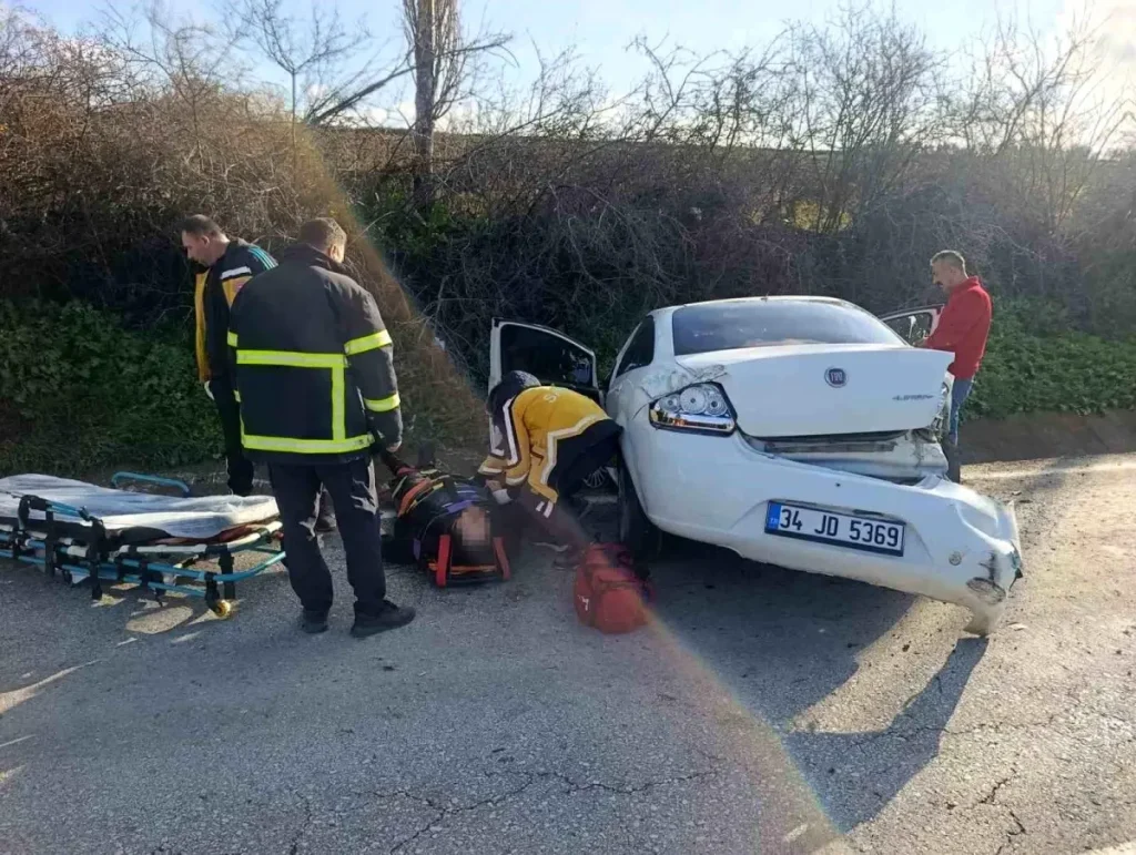 Pınarhisar’da Direksiyon Kaybı Nedeniyle Şok Eden Trafik Kazası: 2 Kişi Yaralı