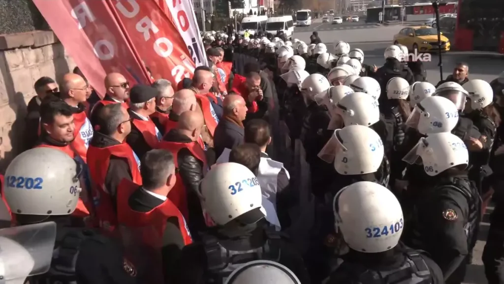 Polis ekipleri, TBMM önünde eylem yapmak isteyen grubu ablukaya aldı