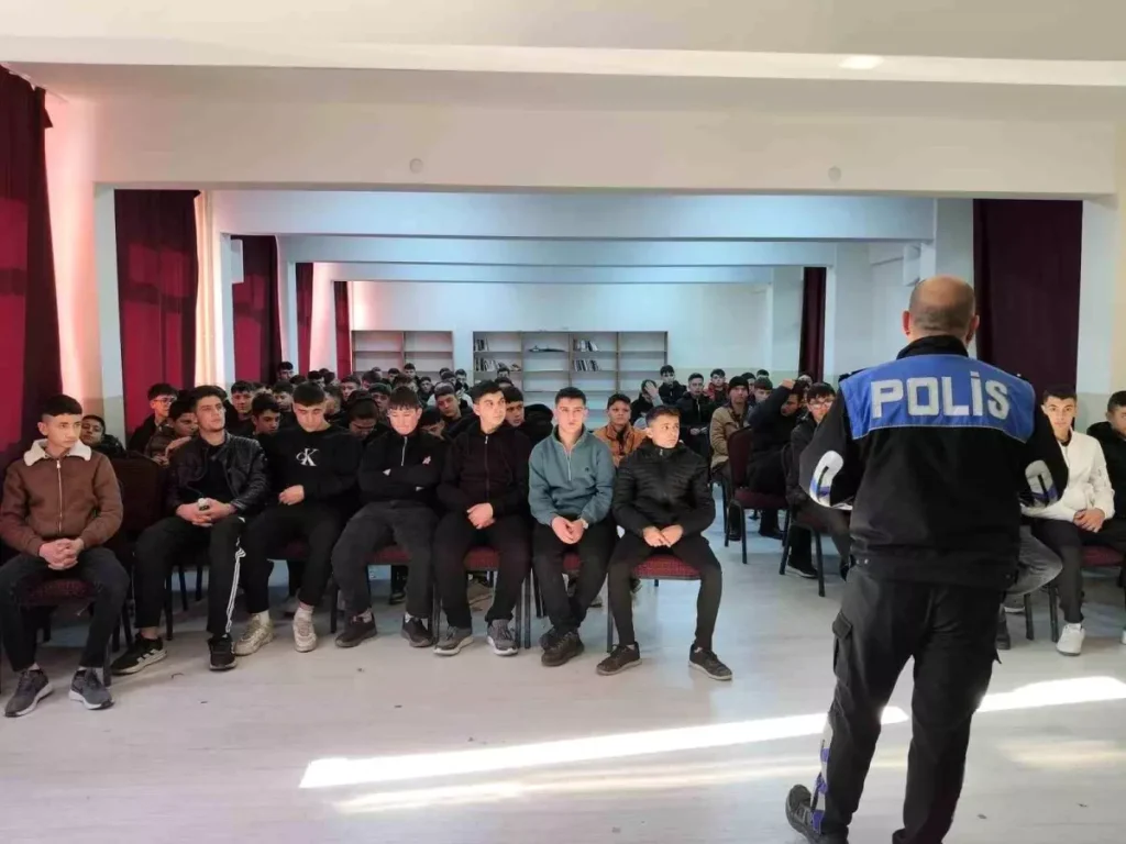 Afyonkarahisar’da Polis, Çıraklık ve Akşam Sanatı Öğrencilerine Güvenli İnternet ve Acil Durum Eğitimleri Verdi