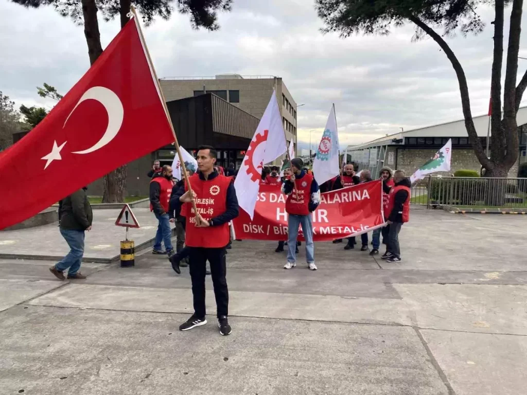 Prysmian İşçileri Mudanya’da Yürüyüş ve Basın Açıklamasıyla Toplu İş Sözleşmesi Talebinde Bulundu