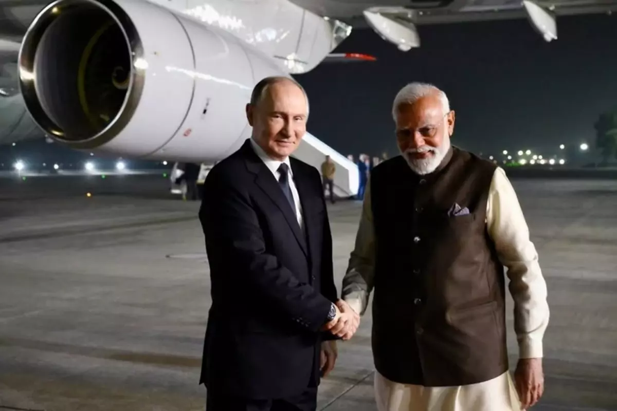 Putin 4 yıl sonra Hindistan’da: Binlerce kişi uçağını takip etti