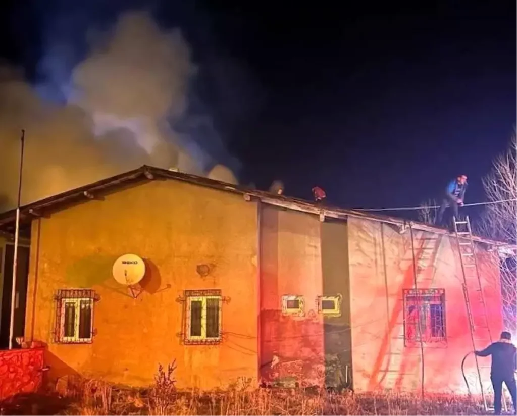 Refahiye’de Köy Konağının Eklentisinde Çıkan Yangın Hızlıca Kontrol Altına Alındı