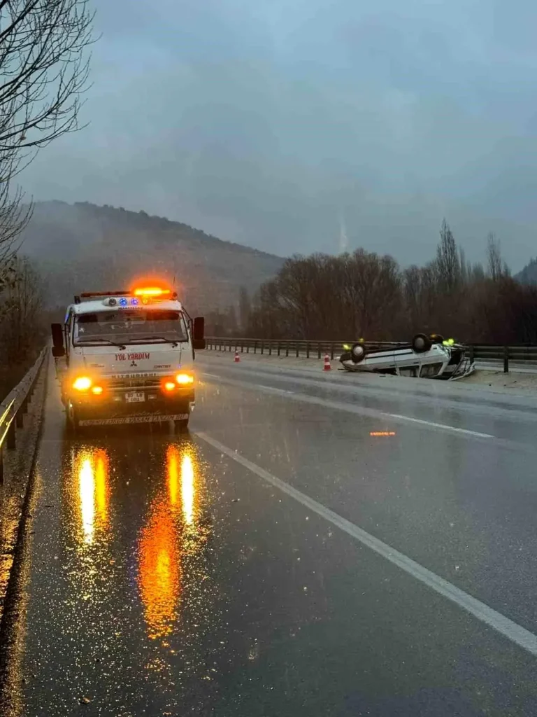 Afyon’da Trafik Kazası: Sürücü Yaralandı