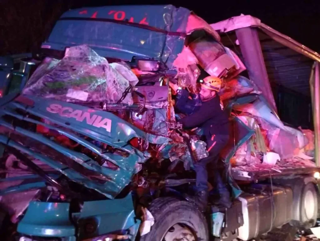 Rize’de Tır Kazası: Sürücü Sıkıştı, Kurtarıldı