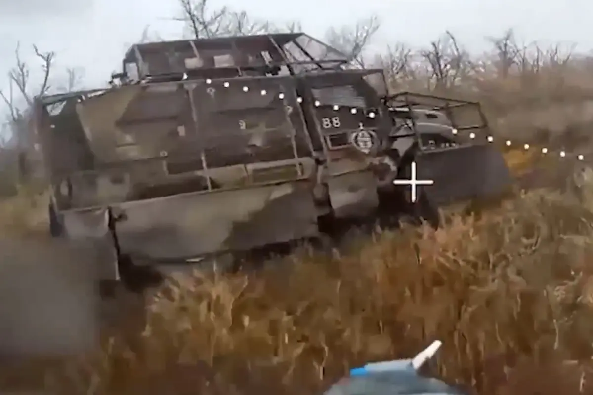 Rus İHA’larının Saldırısı Kamerada: ABD Yapımı MaxxPro Zırhlı Araç Tamamen Yok Oldu