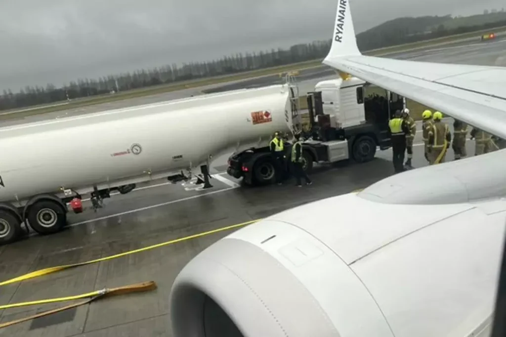 Ryanair uçağında korku dolu anlar, yakıt tankeriyle çarpıştı