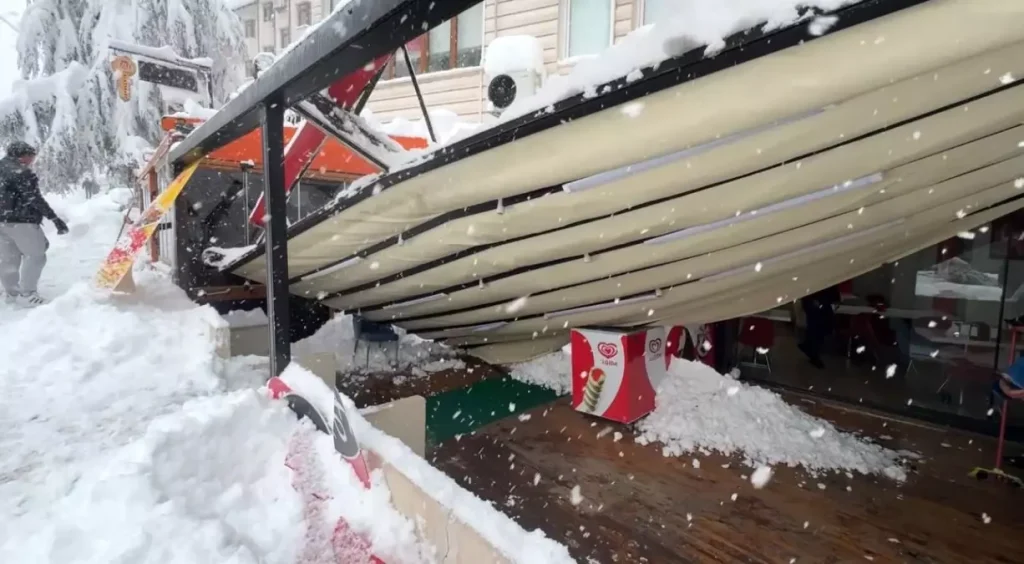 Safranbolu’da Kar Yükü Çökmelere Neden Oldu