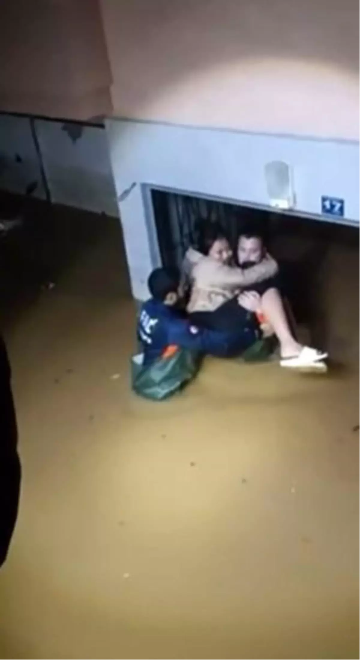 Alanya’da Sağanak Yağış Mahsur Kadını Kurtardı