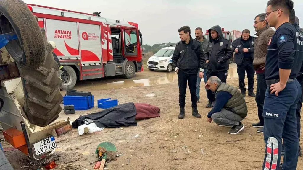 Sahilde Traktörün Altında Kalan 2 Gençten Biri Hayatını Kaybetti