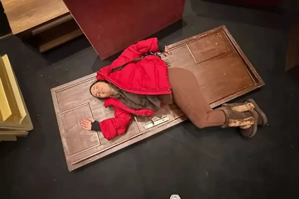 Sahnede korku dolu anlar! Aslı Bekiroğlu’nun kafasına kapı düştü