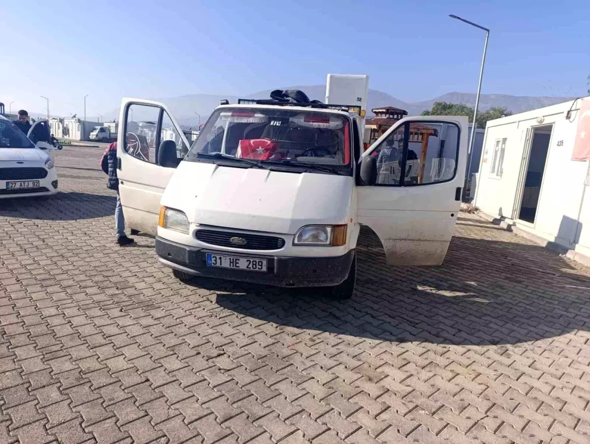 Depremzede Eşya Hırsızlarına Gözaltı