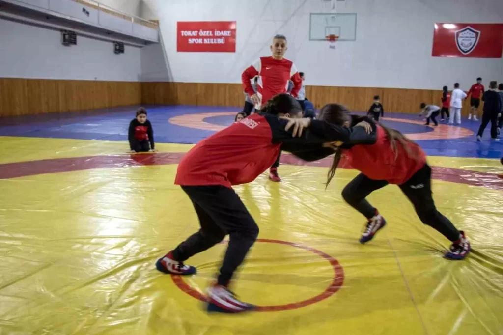 Nesrin Baş, Kız Çocuklarına Güreşte İlham Veriyor