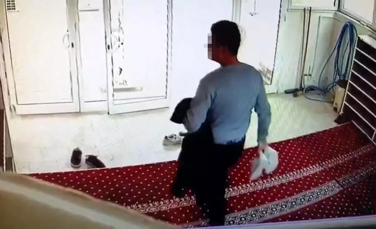 Şanlıurfa Karaköprü’de Camide Şok Hırsızlık! Güvenlik Kameraları Olayı Kayıt Altına Aldı