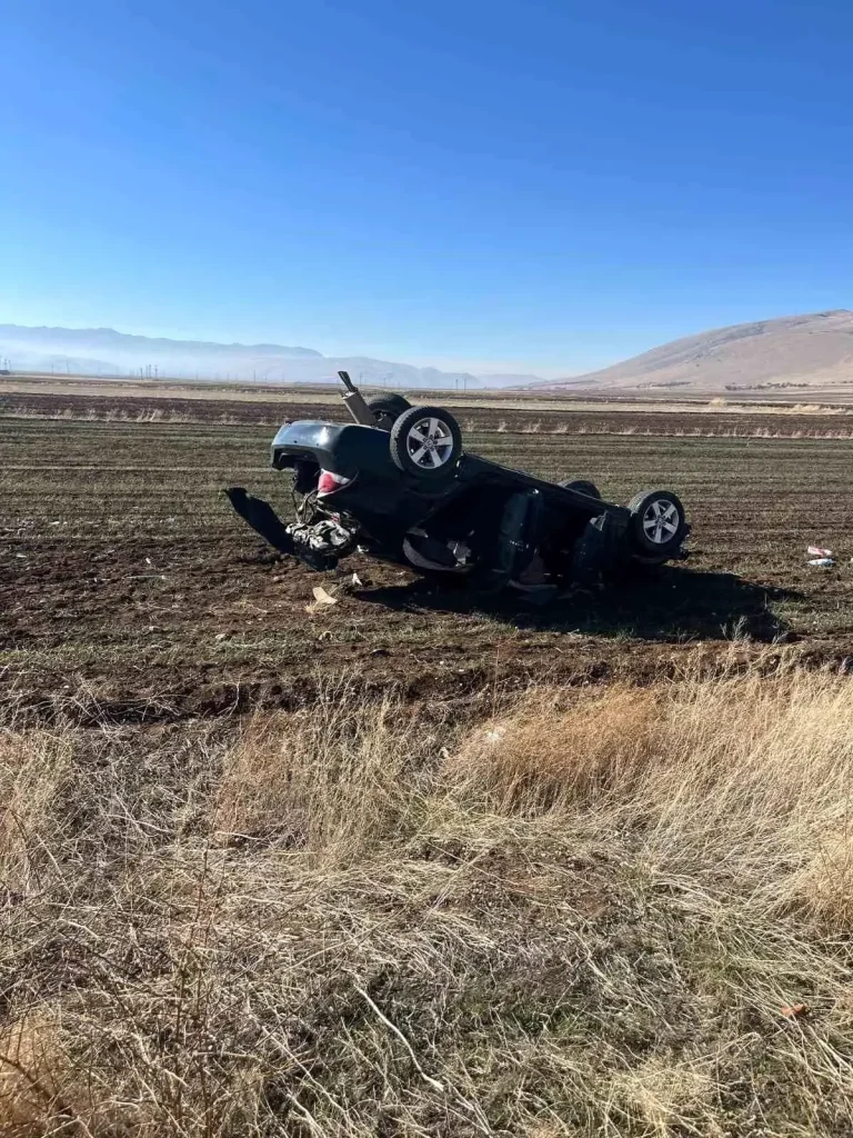 Afyonkarahisar Şuhut’ta Şarampole Devrilen Otomobilde 2 Yaralı