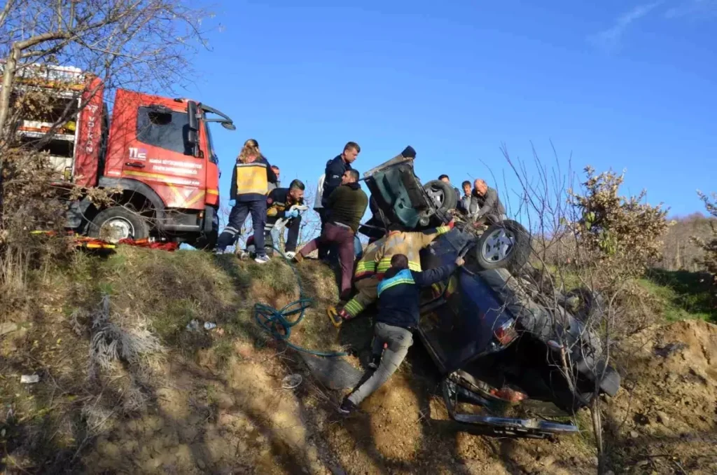 Demirci’de Otomobil Şarampole Devrildi