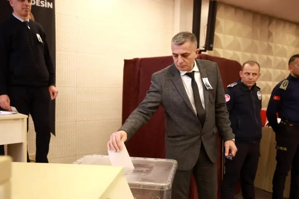 Şehzadeler’in Yeni Belediye Başkanı Hakan Şimşek Açıklandı: Olağanüstü Toplantıda Çifte Yarış Sonunda Çift Tura Giden Seçim