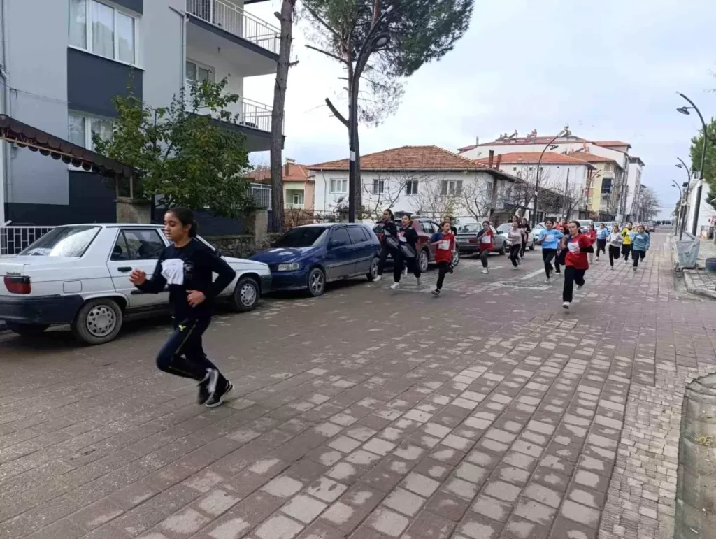 Selendi’de kros yarışı nefes kesti