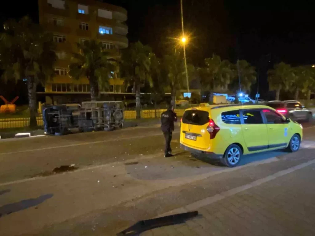 Antalya’da Taksi ve Kamyonet Çarpıştı: 2 Yaralı