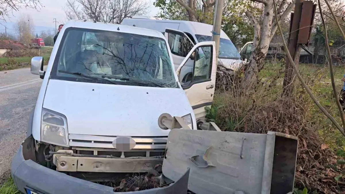 İnegöl’de Minibüs ve Ticari Araç Çarpıştı: 11 Yaralı