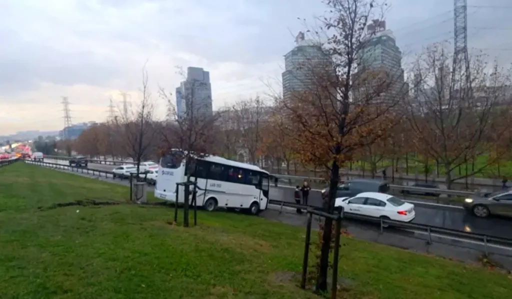 Esenyurt’ta Servis Minibüsü Kaza Yaptı: Yaralı Yok, Trafik Geçici Olarak Durdu