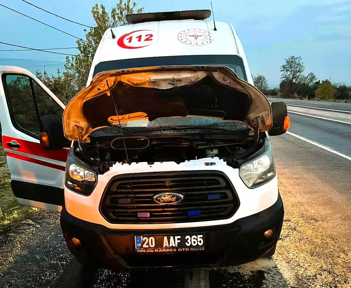 Denizli’de Seyir Halindeki Ambulans Yangın Çıkardı